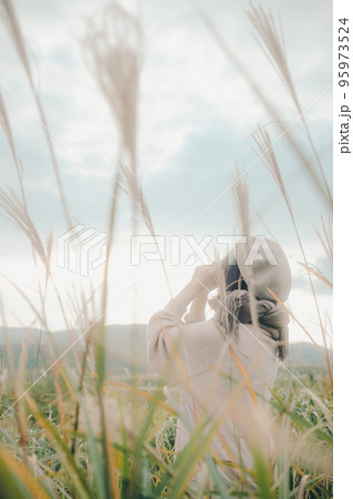 自然の中に佇む女性の写真 自然の中に佇む女性の写真 95973524