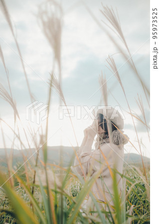 自然の中に佇む女性の写真 95973525
