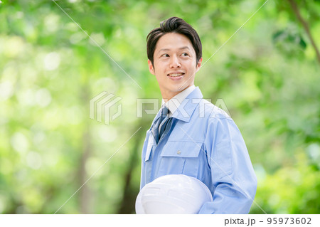 作業服の男性 95973602
