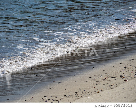 砂浜の波打ち際。 95973612