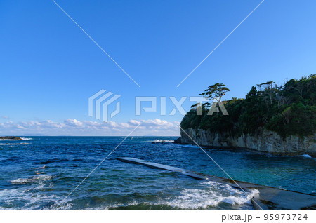 伊豆半島・恵比須島から眺める海 伊豆半島・恵比須島から眺める海 95973724