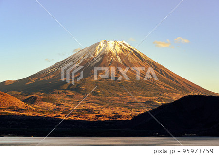 本栖湖より望む夕暮れの富士山・晩秋の情景の写真素材 [95973759] - PIXTA