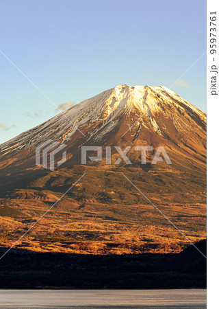 本栖湖より望む夕暮れの富士山・晩秋の情景の写真素材 [95973761] - PIXTA