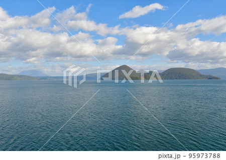 遊覧船から見た洞爺湖の島 95973788