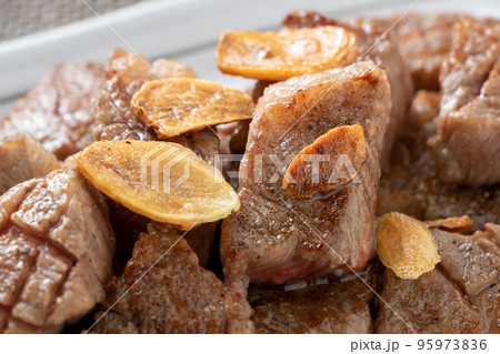 ガーリックひとくちステーキ(ヒウチ)のアップ。 95973836