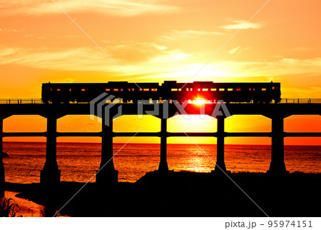 夕暮れの惣郷川橋梁をゆく列車 95974151