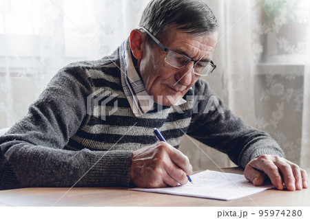 Senior solves sudoku or a crossword puzzle to slow the progressi Senior solves sudoku or a crossword puzzle to slow the progressi 95974280
