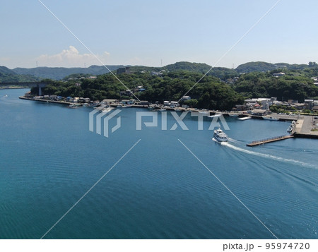 呼子町の名護屋浦の漁港に入る漁船の空撮 呼子町の名護屋浦の漁港に入る漁船の空撮 95974720