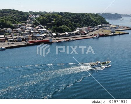 呼子町の名護屋浦の漁船の出港風景の空撮 呼子町の名護屋浦の漁船の出港風景の空撮 95974955