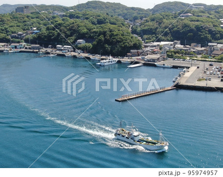 呼子町の名護屋浦の漁船の出港風景の空撮 呼子町の名護屋浦の漁船の出港風景の空撮 95974957