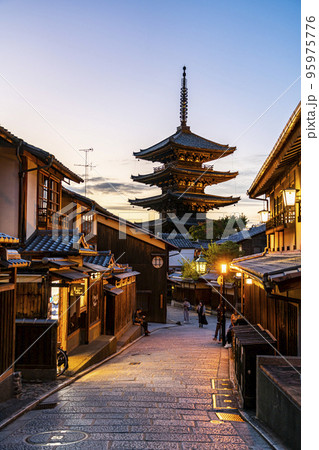 【京都府】夕暮れに染まる東山のシンボル八坂の塔 【京都府】夕暮れに染まる東山のシンボル八坂の塔 95975776