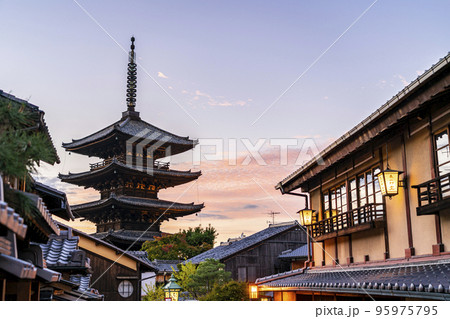 【京都府】夕暮れに染まる東山のシンボル八坂の塔 95975795