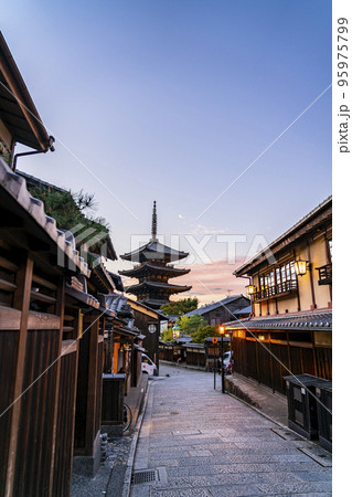 【京都府】夕暮れに染まる東山のシンボル八坂の塔 95975799
