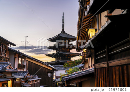 【京都府】夕暮れに染まる東山のシンボル八坂の塔 95975801
