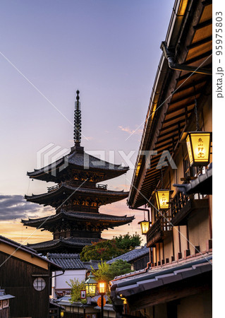 【京都府】夕暮れに染まる東山のシンボル八坂の塔 【京都府】夕暮れに染まる東山のシンボル八坂の塔 95975803