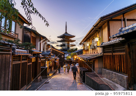 【京都府】夕暮れに染まる東山のシンボル八坂の塔 95975811