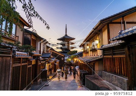 【京都府】夕暮れに染まる東山のシンボル八坂の塔 95975812