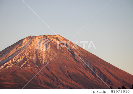夕日に赤く染まる富士山の山頂 夕日に赤く染まる富士山の山頂 95975910