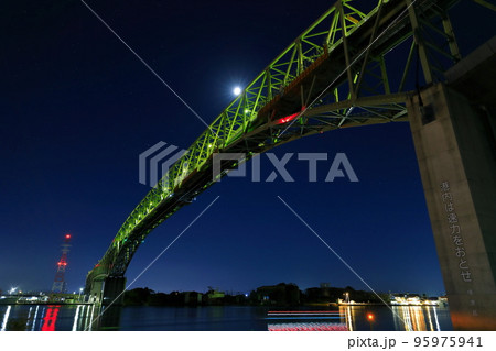 境水道大橋の夜景 95975941