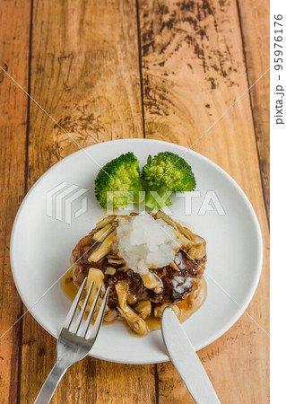 キノコおろし餡かけハンバーグ キノコおろし餡かけハンバーグ 95976176