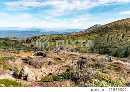 志賀草津高原ルート中央分水嶺付近から見る湯釜周辺の山肌 10月下旬　a-2 クールカラー 95976302