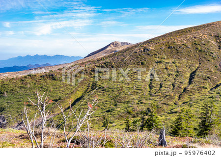 志賀草津高原ルート中央分水嶺付近から見る湯釜周辺の山肌 10月下旬　c-1 95976402