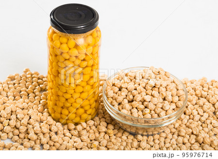 Close up of uncooked chickpea Close up of uncooked chickpea 95976714