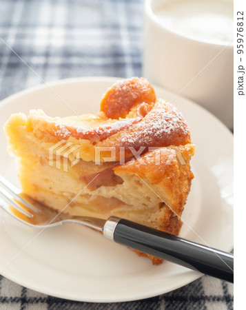 アップルヨーグルトケーキとカフェラテ 95976812