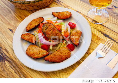 Gratin of mussels served with vegetable salad Gratin of mussels served with vegetable salad 95976915