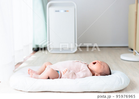 リビングであくびする赤ちゃん　空気清浄機 95976965