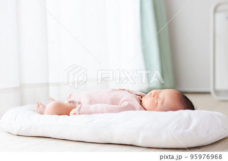 昼寝する赤ちゃん 生後27日 新生児 昼寝する赤ちゃん 生後27日 新生児 95976968