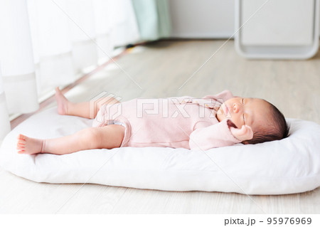 昼寝する赤ちゃん　バンザイ寝　生後27日　新生児 95976969