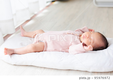 昼寝する赤ちゃん バンザイ寝 生後27日 新生児 昼寝する赤ちゃん バンザイ寝 生後27日 新生児 95976972