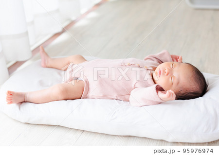昼寝する赤ちゃん　バンザイ寝　生後27日　新生児 95976974