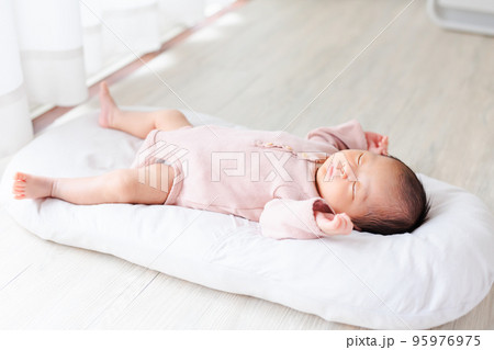 昼寝する赤ちゃん バンザイ寝 生後27日 新生児 昼寝する赤ちゃん バンザイ寝 生後27日 新生児 95976975