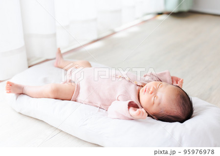 昼寝する赤ちゃん バンザイ寝 生後27日 新生児 昼寝する赤ちゃん バンザイ寝 生後27日 新生児 95976978