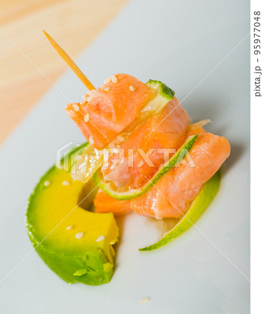 Salmon ceviche with lime and avocado Salmon ceviche with lime and avocado 95977048