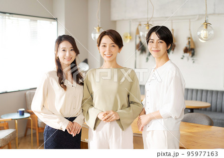 働く女性たち 95977163