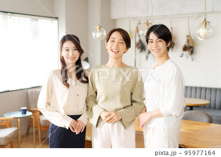 働く女性たち 95977164
