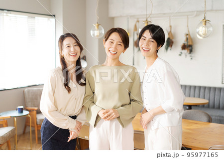 働く女性たち 95977165