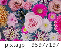 ダリア、バラ、リンドウのカラフルな花の背景 95977197
