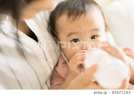 ミルクを飲む赤ちゃんとママ 95977293