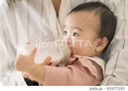 ミルクを飲む赤ちゃんとママ 95977295