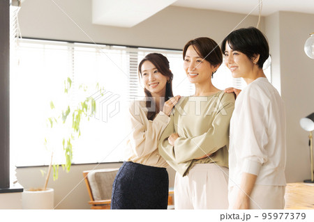 働く女性たち 95977379