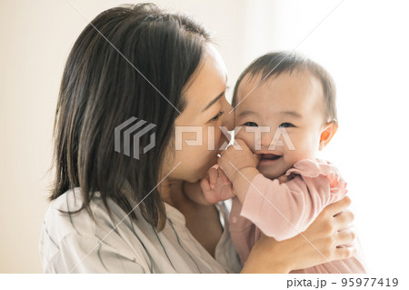 赤ちゃんを抱っこする笑顔のママ 赤ちゃんを抱っこする笑顔のママ 95977419