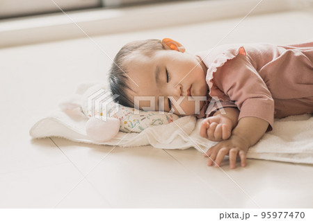 タオルに横になる赤ちゃん タオルに横になる赤ちゃん 95977470