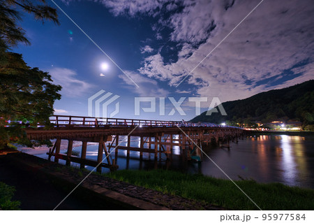 中秋の名月と渡月橋 95977584