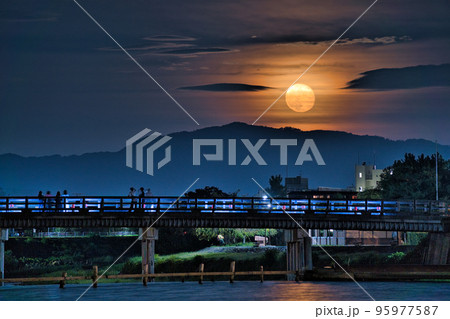 中秋の名月と渡月橋 中秋の名月と渡月橋 95977587