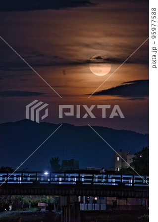 中秋の名月と渡月橋 中秋の名月と渡月橋 95977588
