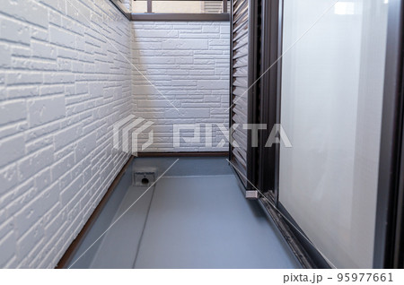 外壁塗装されたベランダの床と壁 95977661